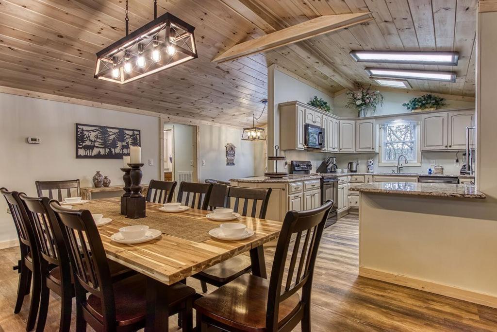 Whispering Winds, Hot Tub, Game Room, Wifi, 1089 Free Tickets Each Paid Day, Dollywood And More Gatlinburg Exterior foto