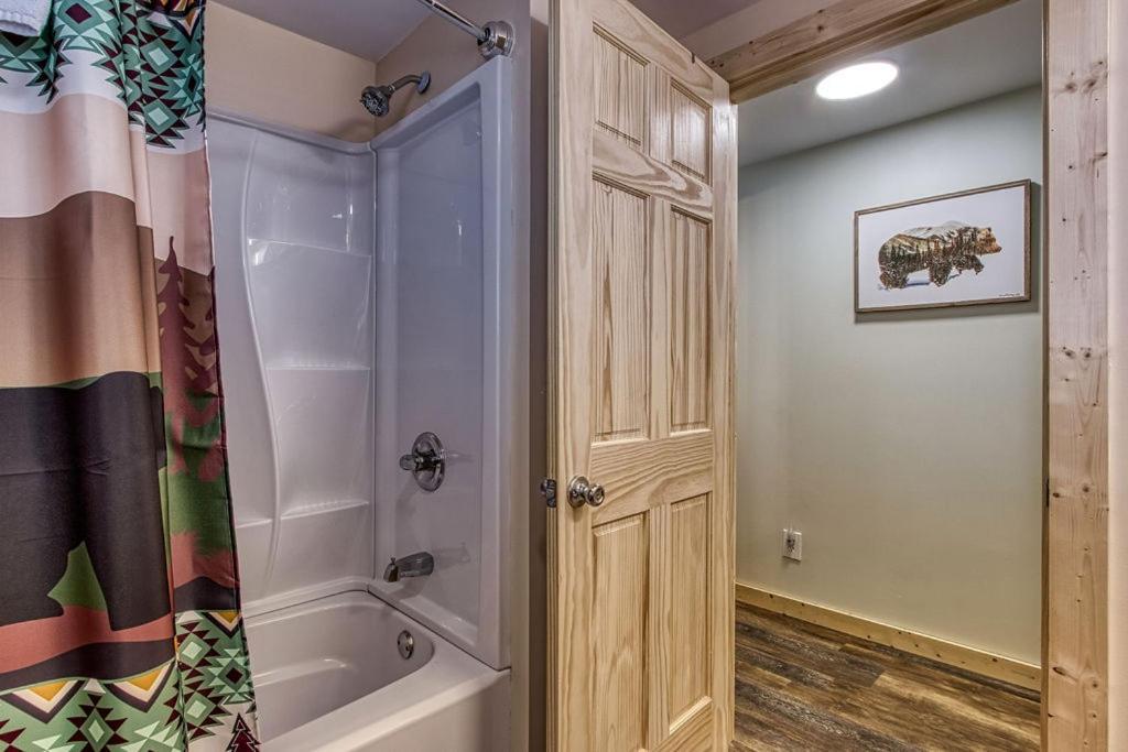 Whispering Winds, Hot Tub, Game Room, Wifi, 1089 Free Tickets Each Paid Day, Dollywood And More Gatlinburg Exterior foto