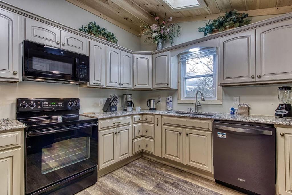 Whispering Winds, Hot Tub, Game Room, Wifi, 1089 Free Tickets Each Paid Day, Dollywood And More Gatlinburg Exterior foto